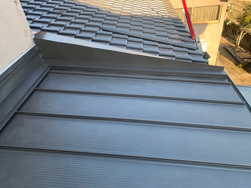 福山市でサビが広がる瓦棒屋根の屋根葺き替え工事とはずれそうな手すり撤去工事完了