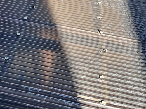 福山市にて風にあおられてしまうテラス屋根波板のフック交換before