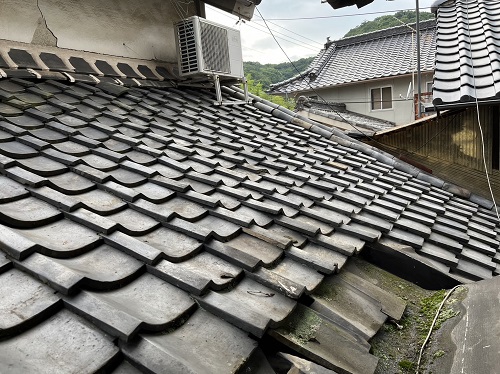 福山市にて室内天井に雨漏り痕が広がる瓦屋根の雨漏り修理工事前の雨漏り調査下屋根住宅裏瓦のズレ