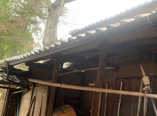 福山市にてゆがみや落ち葉の詰まりが原因で雨水が漏れる雨樋工事倉庫の雨樋取り替え後