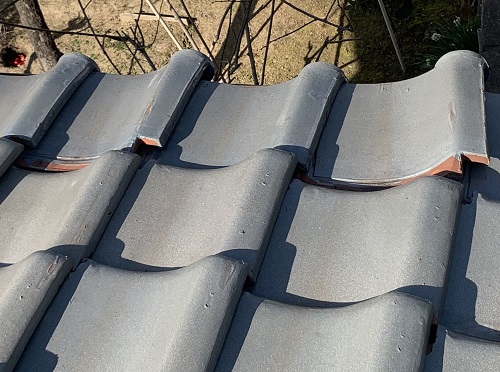 無料見積り福山市で耐用年数を迎えた瓦屋根に葺き替え工事北面軒先瓦のずれ