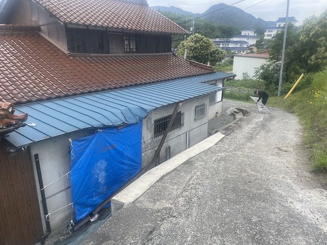 車両被害の下屋根全景