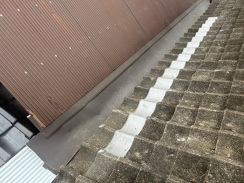 尾道市にて離れ天井、母屋と離れを繋ぐ板金から雨漏りで補修工事を行いました