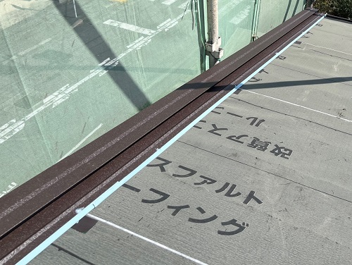 尾道市のカバー工法でIG工業スーパーガルテクトを採用した屋根工事ケラバの水切り板金施工後
