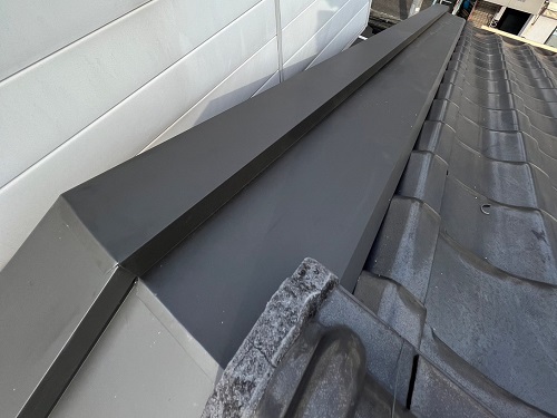 福山市の雨漏り修理で防水紙がカバーしきれていないケラバ板金補修工事笠木にコーキング剤塗布後板金取り付け