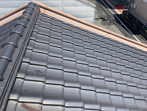 福山市の雨漏り修理で防水紙がカバーしきれていないケラバ板金補修工事ビフォー