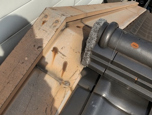 福山市の雨漏り修理で防水紙がカバーしきれていないケラバ板金交換工事ビフォー