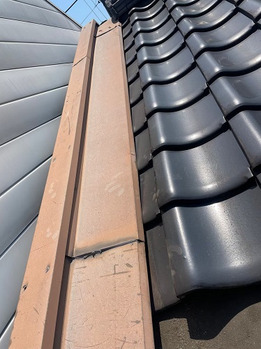 福山市の雨漏り修理で防水紙がカバーしきれていないケラバ板金取り替え工事ビフォー