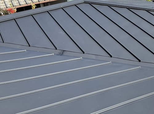 福山市にて屋根カバー工法でガルバリウム鋼板屋根を縦ハゼ葺き施工大屋根谷のある屋根部分アフター