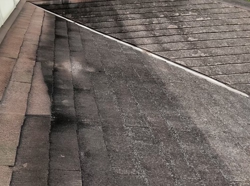 福山市にて屋根カバー工法でガルバリウム鋼板屋根を縦ハゼ葺き施工大屋根谷のある屋根部分ビフォー