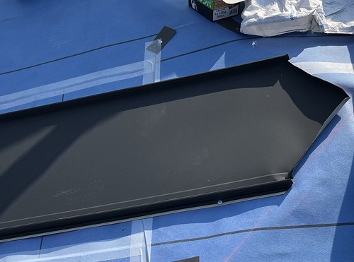 福山市にて屋根カバー工法でガルバリウム鋼板屋根を縦ハゼ葺きで施工平部の屋根材ビス留め後