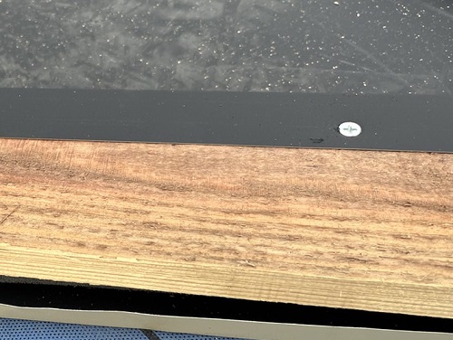 福山市にて屋根カバー工法でガルバリウム鋼板屋根を縦ハゼ葺きで施工棟の貫板（下地）をビス留め後