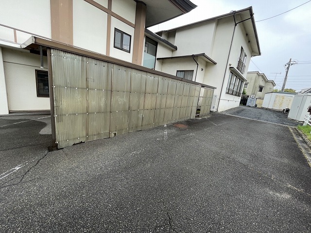 劣化した駐車場外周波板