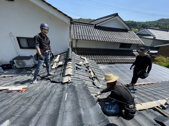 職人が谷部を施工中