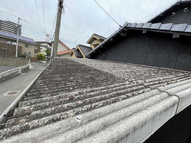 劣化した波型スレート屋根