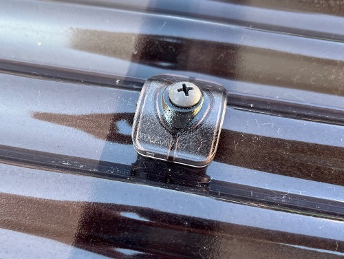 福山市台風被害に遭ったカーポート屋根工事ドライバーでポリカビスを固定後