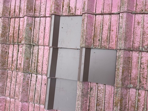 尾道市で電気屋がアンテナ工事で発見した割れた瓦屋根の部分修理割れた瓦を４枚板金カバー