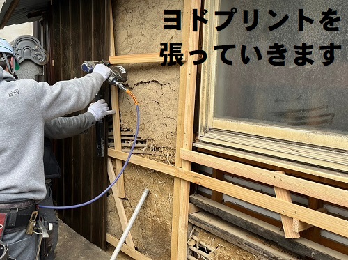 福山市にて蔵の波板トタン外壁とはみ出した瓦屋根の改修工事新しい外壁材ヨドコウのヨドプリントを垂直プラ連結釘リング釘で張っていく