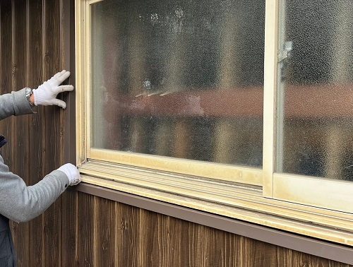 福山市でヨドコウの『ヨドプリント』を使用した外壁張り替え工事外壁材ヨドコウヨドプリント張り付け後サッシ廻り見切り材施工