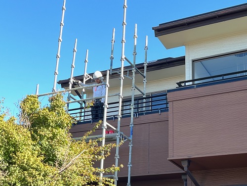 福山市台風で折れた棟板金補修工事足場架設中