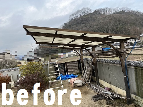 福山市で古くなり強風で一部飛散したカーポートの塩ビ波板撤去工事前の様子