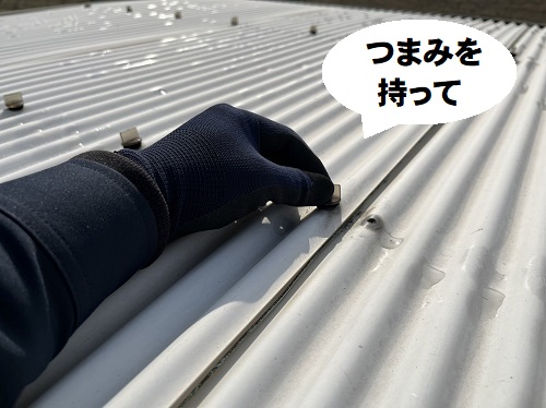 福山市で古くなり強風で一部飛散したカーポートの塩ビ波板撤去工事留め具の外し方