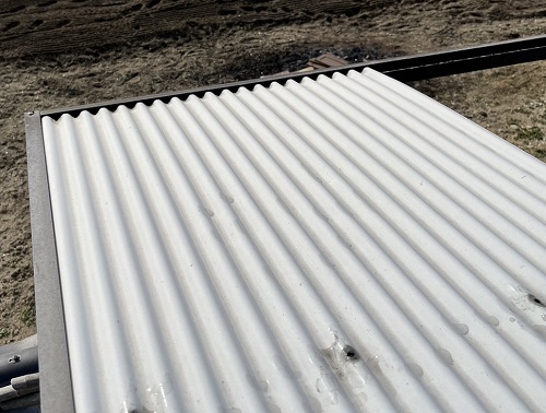 福山市で古くなり強風で一部飛散したカーポートの塩ビ波板撤去工事屋根材の解体