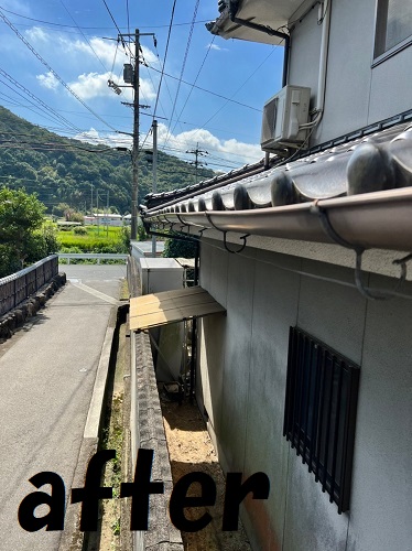 福山市大きくゆがんで変形していた雨どいの勾配調整後