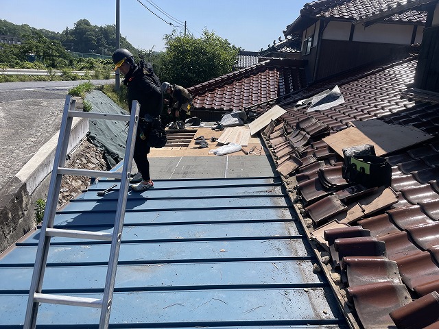 屋根解体中の作業風景