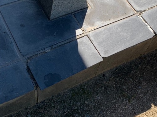 玄関前タイルのずれ