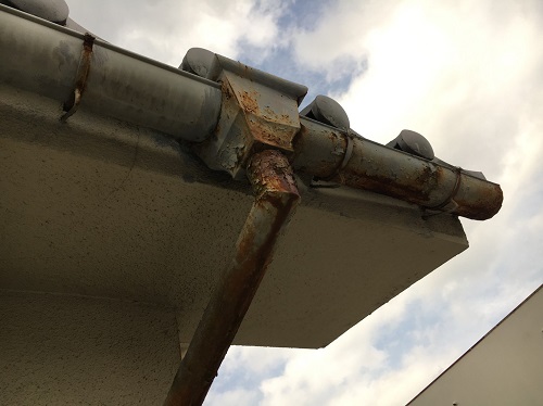 福山市雨樋修理前の軒樋と集水器