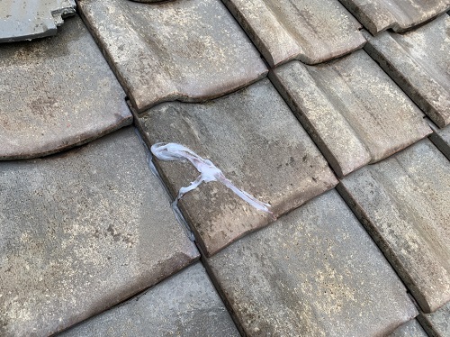 尾道市で電気屋がアンテナ工事で発見した割れた瓦屋根の部分修理