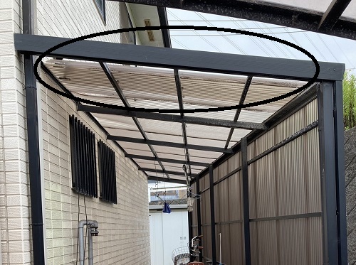 福山市にてフックが壊れてバタバタするストックヤードの波板屋根無料調査はずれかけた屋根材