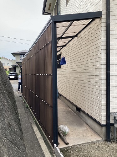 福山市にてフックが壊れてバタバタするストックヤードの波板屋根無料調査壁面の留め具