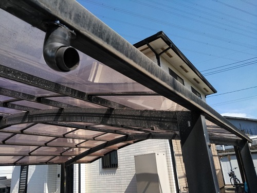 福山市で壊れて無くなったカーポート雨樋どい修理と軒樋の清掃で工事前の外れた樋