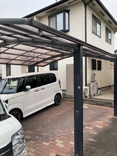 福山市で壊れて無くなったカーポート雨樋どい補修工事と軒樋の清掃ビフォー