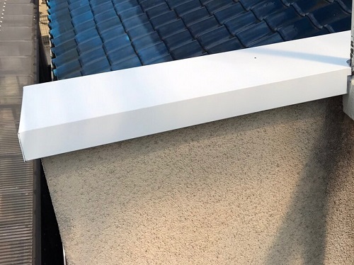 府中市にてベランダパラペット笠木をガルバリウム鋼板製で補修工事