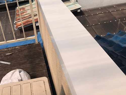 府中市にてベランダパラペット笠木をガルバリウム鋼板製で修理