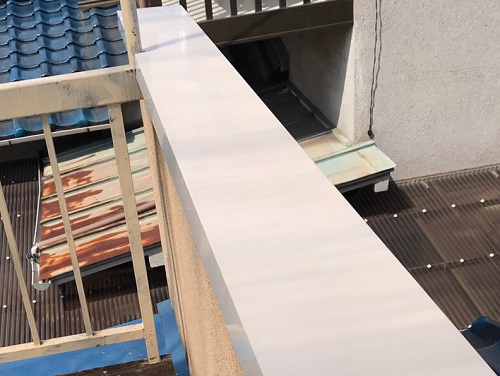 府中市にてベランダパラペット笠木をガルバリウム鋼板製に取り替え工事後