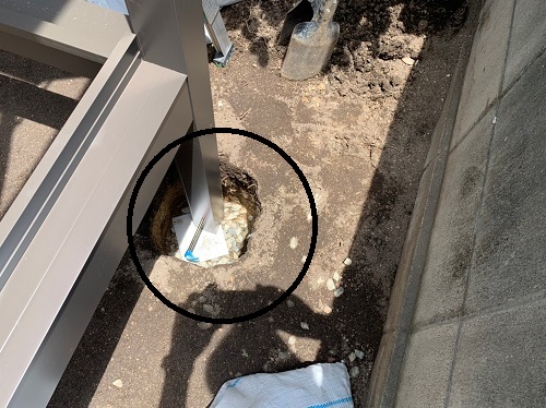 福山市テラス囲いサニージュ柱の基礎部分