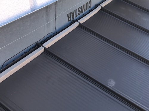 尾道市屋根葺き替え工事雨押さえ水切り設置中