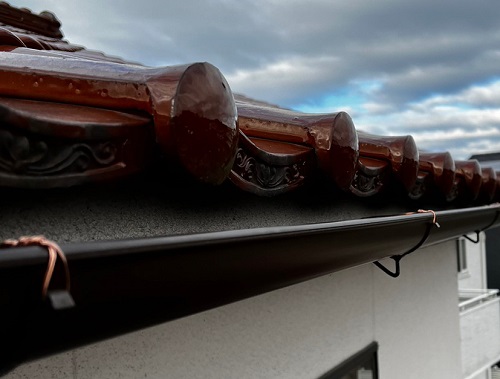 福山市にてパナソニックのアイアン丸105を使用した軒樋交換工事完了後の雨樋の様子