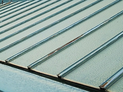 府中市で瓦棒葺き屋根の屋根点検トタンの赤錆