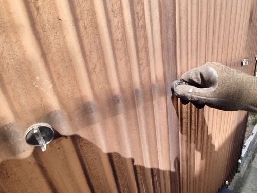 福山市でストックヤードの波板貼り替えにポリカーボネートを使用壁面は留め具プラフックの取替えのみ