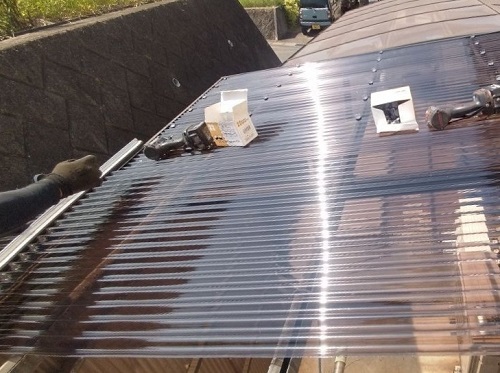 福山市でストックヤードの波板貼り替えにポリカーボネートを使用カット加工して施工