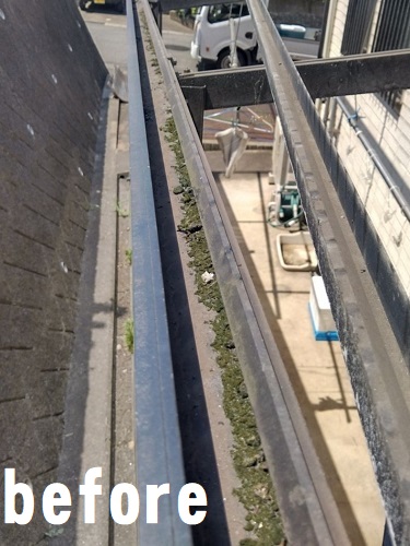 福山市でストックヤードの波板貼り替えにポリカーボネートを使用雨樋の清掃前