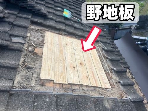 尾道市にて母屋と離れを繋ぐ陸谷の板金から雨漏り！修繕工事をしました