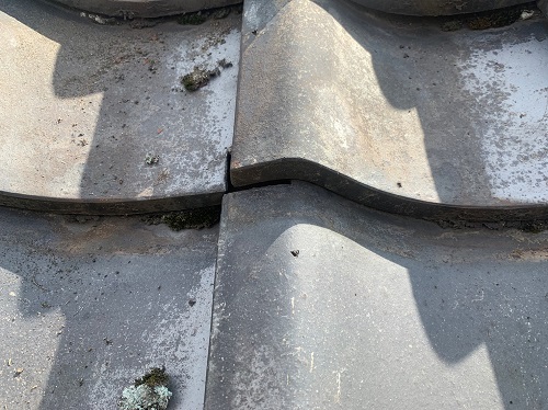 尾道市にて借家瓦屋根のずれている瓦調査でビス固定を提案北側瓦のズレ