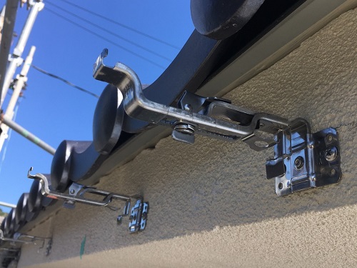 福山市雨樋取り替え工事水勾配をとりながら軒樋吊金具