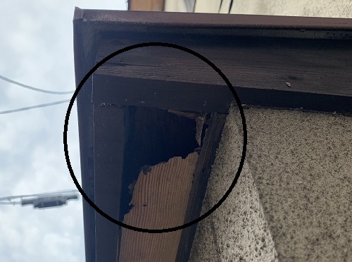 福山市庇の軒天に穴